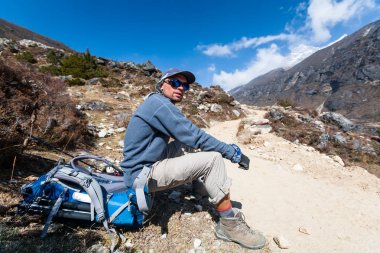 Renjo La geçidi Nepal Everest bölgesinde bir yolda Trekker aittir