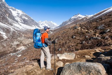Everest saha kampı bir yolda Renjo La geçidi yaklaşan trekker