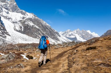 Trekker Everest saha kampı bir yolda Khumbu Vadisi'nde