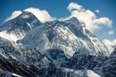 Everest Dağı mavi gökyüzü karşı