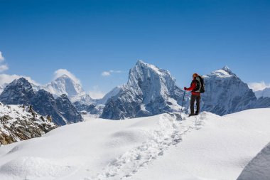 Trekker Renjo La geçidi Everest bölgesi tarafından yürüyor
