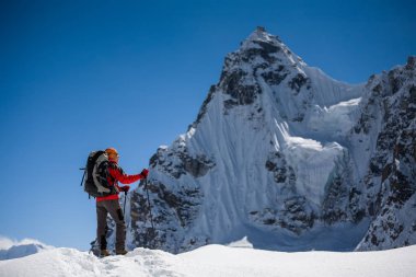 Trekker Renjo La geçidi Everest bölgesi tarafından yürüyor
