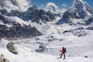 Trekker Renjo La geçidi Everest bölgesi tarafından yürüyor
