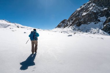Trekker Everest saha kampı bir yolda Khumbu Vadisi'nde