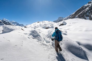Trekker Everest saha kampı bir yolda Khumbu Vadisi'nde