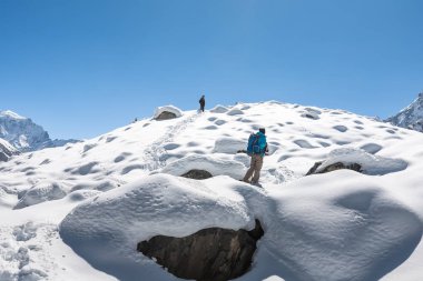 Trekker Everest saha kampı bir yolda Khumbu Vadisi'nde