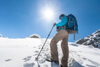 Trekker Everest saha kampı bir yolda Khumbu Vadisi'nde