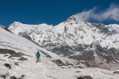 Trekker Everest saha kampı bir yolda Khumbu Vadisi'nde