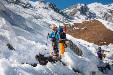 Parkur Gokyo buzul Khumbu Vadisi'nde bir yolda geçiyorlar