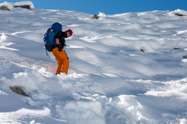 Parkur Gokyo buzul Khumbu Vadisi'nde bir yolda geçiyorlar