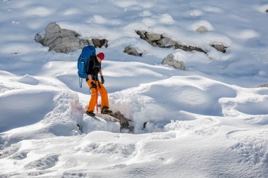 Parkur Gokyo buzul Khumbu Vadisi'nde bir yolda geçiyorlar