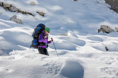 Parkur Gokyo buzul Khumbu Vadisi'nde bir yolda geçiyorlar