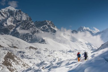 Eve giderken Gokyo buzul Khumbu Valley crossing parkur