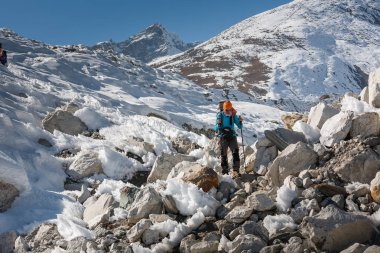 Eve giderken Gokyo buzul Khumbu Valley crossing parkur