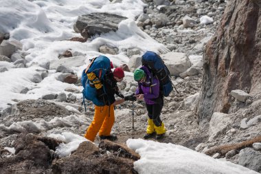 Eve giderken Gokyo buzul Khumbu Valley crossing parkur
