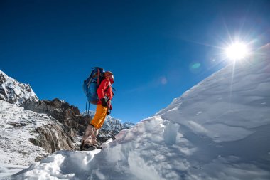 Cho La geçmek içinde herhangi bir zamanda r geçiş sırasında güneş Trekker bakar