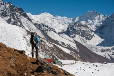 Trekker Everest saha kampı bir yolda Khumbu Vadisi'nde
