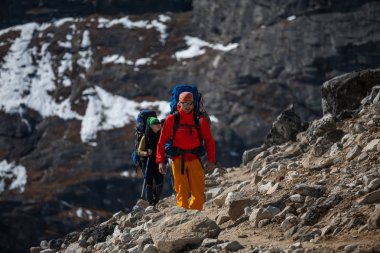 Trekker Everest saha kampı bir yolda Khumbu Vadisi'nde