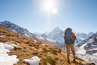 Abadablan önünde Khumbu Vadisi'nde Trekker mount bir yolda