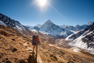 Abadablan önünde Khumbu Vadisi'nde Trekker mount bir yolda
