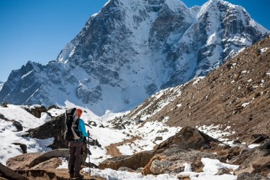 Trekker Everest saha kampı bir yolda Khumbu Vadisi'nde