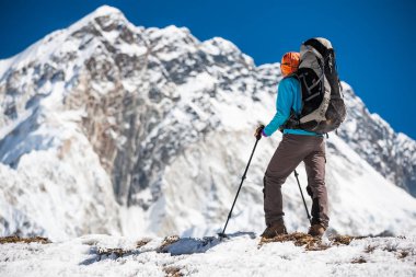 Trekker Everest saha kampı bir yolda Khumbu Vadisi'nde