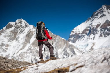 Trekker CIn dağ Khumbu Vadisi'nde bir yolda yaklaşıyor