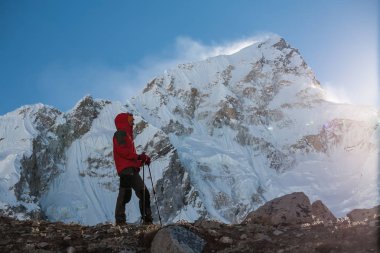 Trekker Everest saha kampı bir yolda Khumbu Vadisi'nde