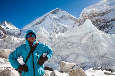 Trekkes kamera büyük buzul fro düşen önünde poz