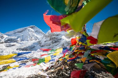 Everest ana kampı Bayraklarda dua