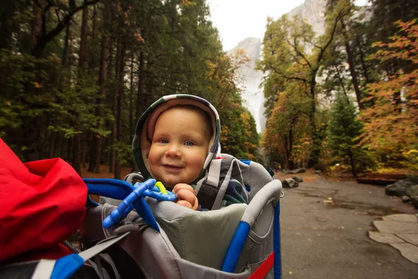 Seorang ayah dengan bayi laki-laki mengunjungi Taman Nasional Yosemite di Californa — Stok Foto