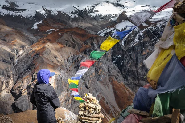 Trekker en el circuito de Annapurna en Nepal — Foto de Stock