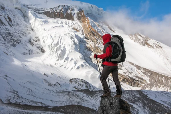 Trekker en el paso de Thorung La - punto culminante del circo de Annapurna — Foto de Stock