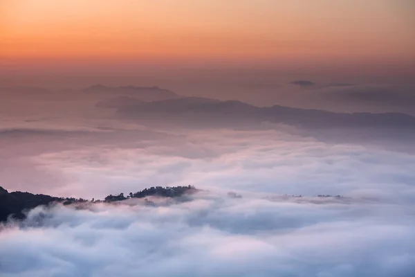 Awan pagi di bawah titik pandang Sarangkot dekat Pokhara di Nepal — Stok Foto