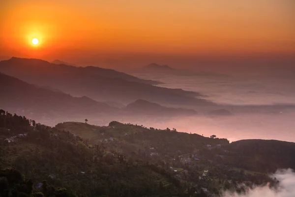 Manhã em Sarangkot ponto de vista perto de Pokhara, no Nepal — Fotografia de Stock