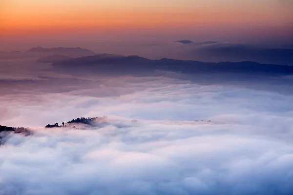 Sarangkot ビューの下の朝雲はネパールのポカラの近くポイントします。 — ストック写真