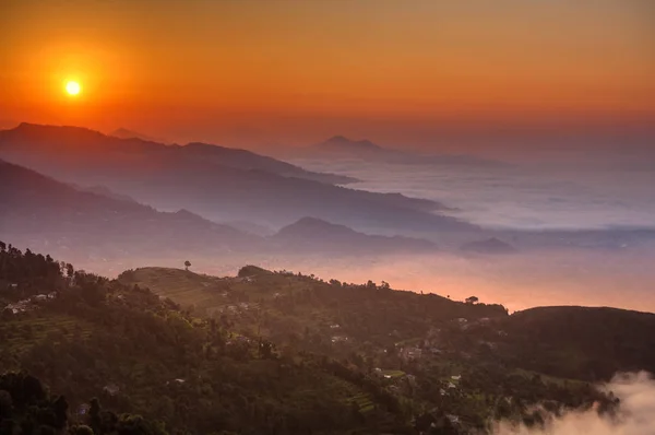 Manhã em Sarangkot ponto de vista perto de Pokhara, no Nepal — Fotografia de Stock