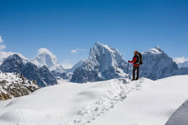 Trekker van gyaloglás Renjo La hágó-Everest régióban — Stock Fotó