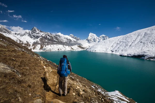 El hombre está haciendo senderismo cerca del lago Gokyo en la región del Everest, Nepal — Foto de Stock