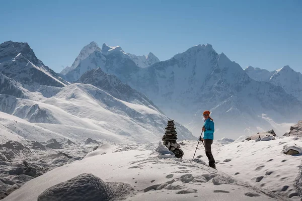 Trekker im Khumbu-Tal auf dem Weg zum Everest-Basislager — Stockfoto