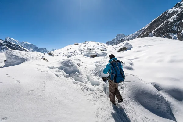 Треккер в Хумбу на пути в лагерь Everest Base — стоковое фото