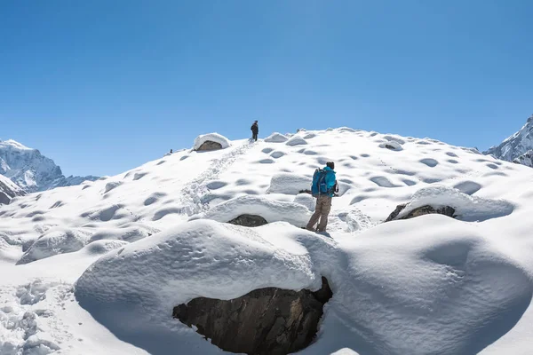 Trekker у Кхумбу долині на шляху до Еверест Базовий табір — стокове фото