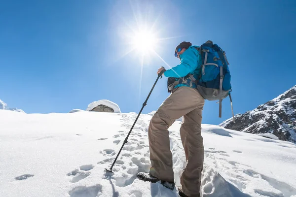 Trekker Κούμπου κοιλάδα σε έναν τρόπο να την κατασκήνωση βάσης του Έβερεστ — Φωτογραφία Αρχείου