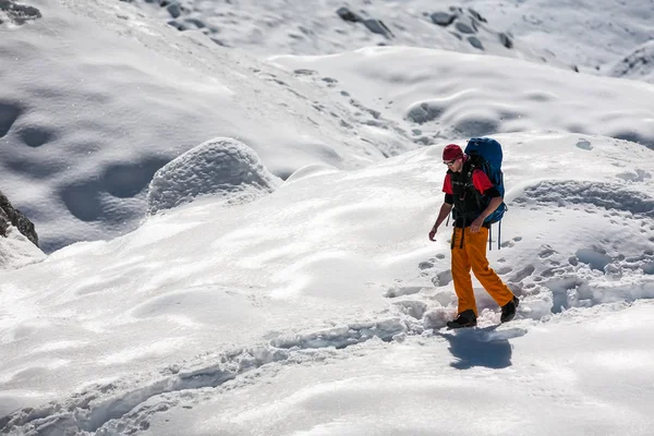 Trekker nella valle di Khumbu sulla strada per il campo base dell'Everest — Foto Stock