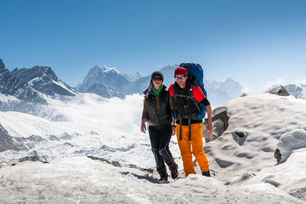 Vandrare i Khumbu dalen på en väg till Everest Base camp — Stockfoto