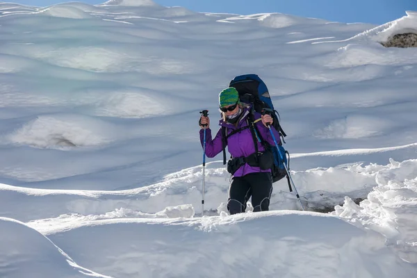 팬에 방법에 Gokyo 밸리 Khumbu 빙하를 건너는 — 스톡 사진