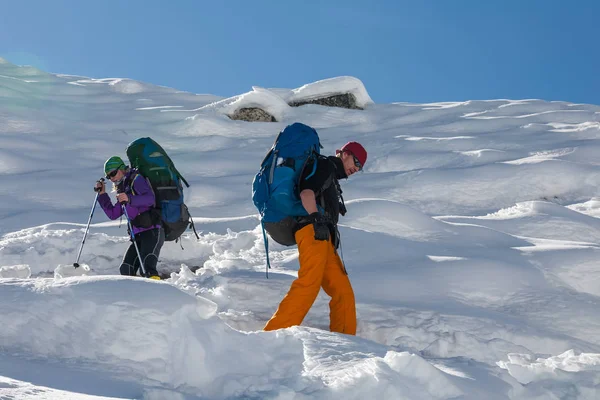 Треккеры пересекают ледник Гокио в долине Кхумбу на пути к — стоковое фото
