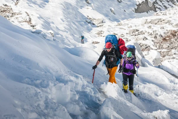 Trekkers estão atravessando a geleira Gokyo no vale de Khumbu em uma maneira de — Fotografia de Stock