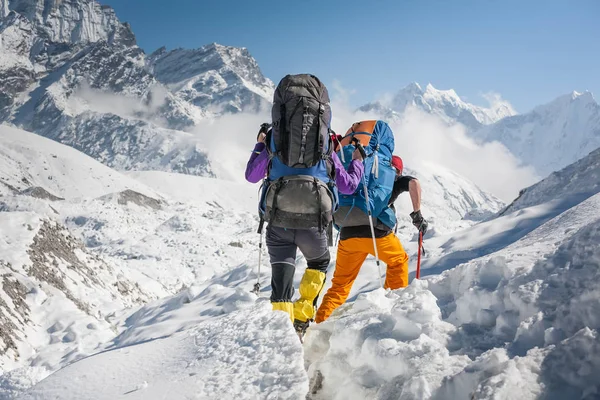 Trekkers che attraversano il ghiacciaio di Gokyo nella valle di Khumbu sulla strada per Eve — Foto Stock