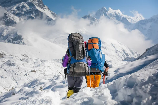 Trekker überqueren den Gokyo-Gletscher im Khumbu-Tal auf dem Weg zum Vorabend — Stockfoto